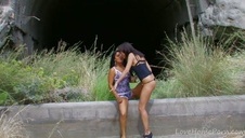 mama pomaga synowi w masturbacji