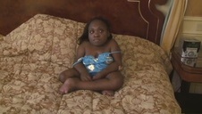 łysy bawi się jej wypiętą dupką