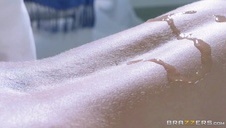 kobieta delikatnie masuje jej biust