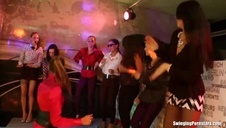 trójkącik w trawie na ręczniku