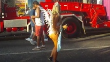 niewolnica zawinięta taśmą klejącą