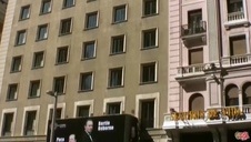 uśmiechnięta blondynka ma penetrowany odbyt