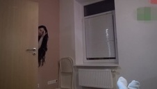 naturalna brunetka wypina tyłek i robi sobie dobrze