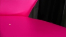 posuwa fajną blondyneczkę w dupę