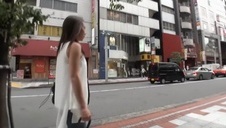 seks z małą elsa jean w salonie