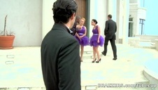 młody rusek zapina starszą panią