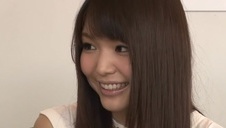 kutas w gumie penetruje jej otworek