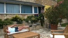 liże jej dupeczkę na krześle