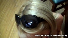 siada swym wielkim dupskiem na jego twarzy