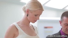 wygolona blondynka pokazuje cipkę na seks castingu