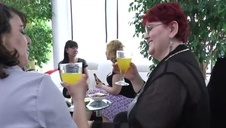 obie panie mają ochotę go ujechać