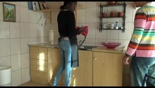 młoda suczka pali papieroska