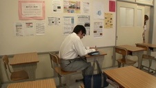 lara daje sobie z paluszka i robi sobie dobrze różową zabawką