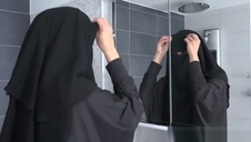 murzyn rucha ją na szklanym stole