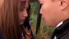 cycata szefowa strzela sobie z palca w biurze