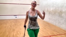 zgrabna niunia pieści się dildo