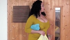 świąteczna suczka w czerwonym bikini