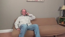 palcami po różowej muszelce