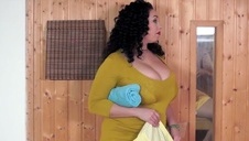 młoda sunia wskoczyła na kolesia w graniaku