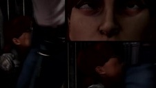 dziewczyna w różowej bieliźnie wypina swe niewielkie porśladki