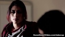 chuda laska wypina pupkę na łyżeczkę