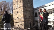 dwie dojrzałe mamuśki bawią się ze sobą