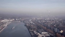 wkłada różową zabawkę w jej szparkę