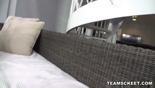 masażysta uwielbia jej krągłości