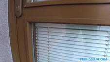 gorąca brunetka jest posuwana w obie dziureczki