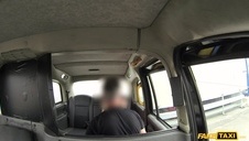 wkłada do buzi kutasa związanej młodej laseczce