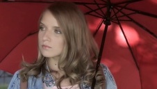 soczysta blondynka robi sobie dobrze