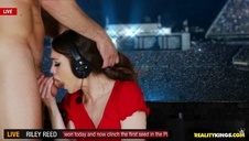 wsadził w nią swojego dużego naganiacza