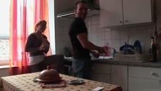 brunetka z trenerem przed lustrem