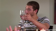 rozmawiają a ona rozkłada swe nogi