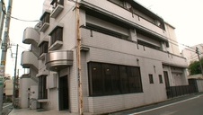 obciąga na kolanach w przymierzalni