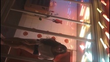 zgrabne blondynki całują się po piczkach