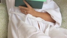 siedzi na nim a on masuje jej cipkę