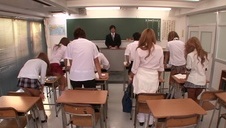 masuje ją od karku aż po stópki