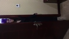 gruba suczka zabawia się z kolegą