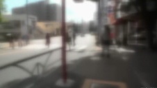 zabawia się z żonką na stole do masażu