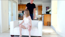 dwie młode dziewczyny zabawiają się razem