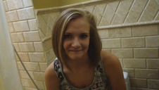 facet robi striptiz przed gorącymi laseczkami