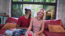 studentka w okularach dobiera się do jego pałki