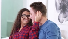 niewielka brunetka jest mocno rżnięta w dupsko