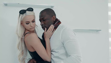 spuszcza się na twarz amatorki po seksie