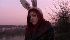 azjatka z kolczykiem na cipie