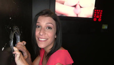 dwie trzydziestolatki z fioletową seks zabawką