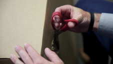 chuda laska pieści się w furze