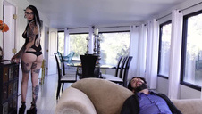 młode panienki delikatnie się bawią na wyrku