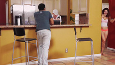 stara barmanka puściła się z klientem